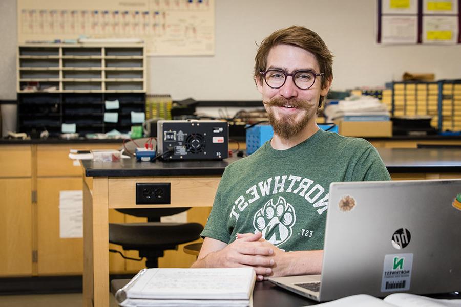 Matthew Wholey earned bachelor's degrees at Northwest in 计算机科学 和 强调数据科学的数学 before returning three years later to complete a third degree in 物理. (Photo by Lauren Adams/<a href='http://1xa.wsdpower.com/'>全国网赌正规平台</a>)
